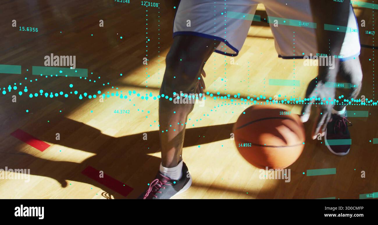 Dribbling delle gambe dell'atleta in pantaloncini bianchi, sneaker che guidano il basket in palestra con sovrapposizione dati Foto Stock