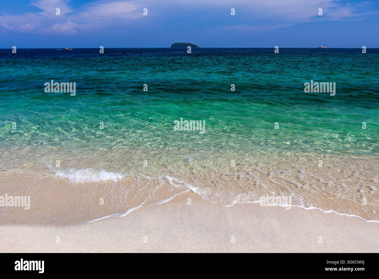 Il mare cristallino color smeraldo incontra la spiaggia incontaminata di sabbia. Koh Adang, Thailandia. Bellissimo sfondo marino. Foto Stock