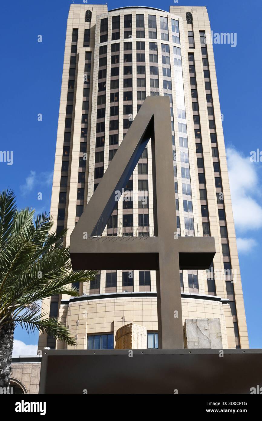 LOS ANGELES, CALIFORNIA - 1 ottobre 2025: Fermata dell'autobus numero 4 nella Patsaouras Transit Plaza e nella MTA Building Union Station di Los Angeles. Foto Stock