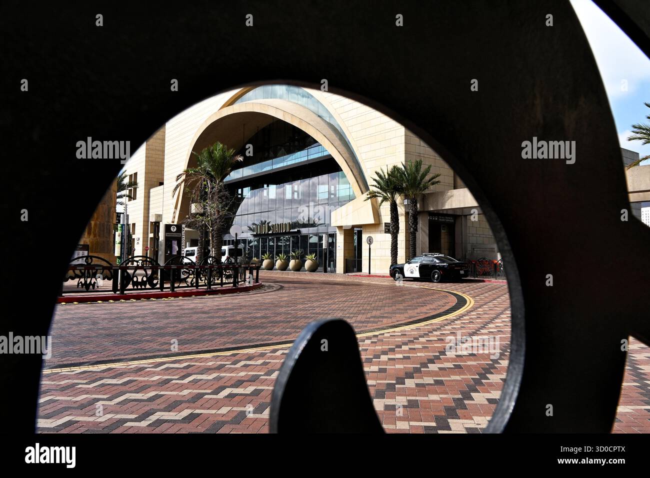 LOS ANGELES, CALIFORNIA - 1 ottobre 2025: Union Station Patsaouras Transit Plaza, Los Angeles, attraverso la barriera. Foto Stock