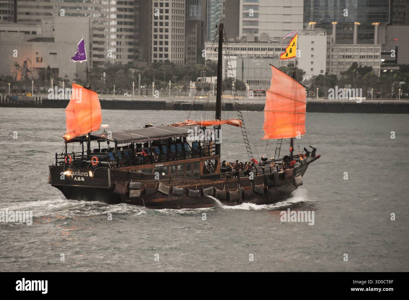 Una vecchia roba sul Victoria Harbour di Hong Kong Foto Stock