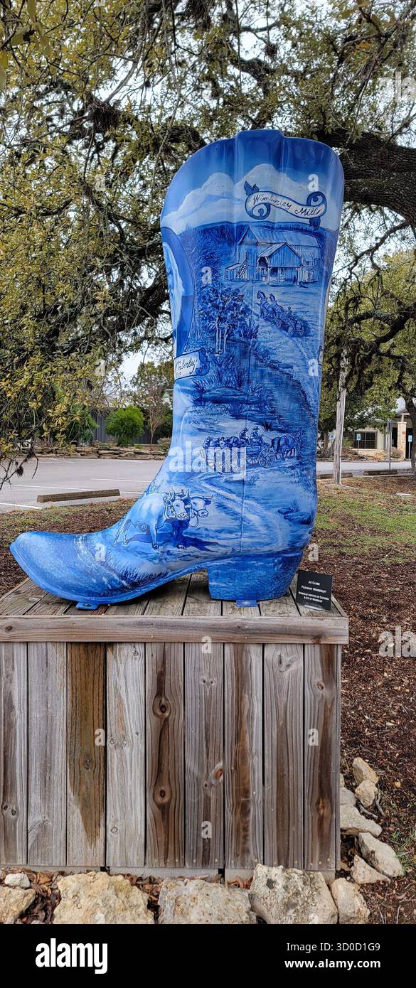 Colorato stivale artistico esposto come arte pubblica nella regione collinare del Texas Foto Stock