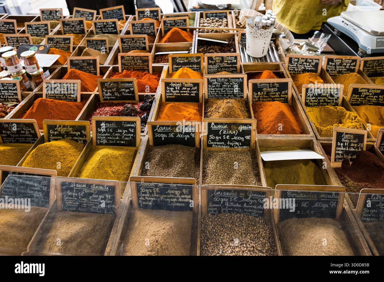 Bancarelle del mercato, mercato coperto, Marche provenzali, Antibes, Provence Alpes Côte d'Azur, Côte d'Azur, Francia meridionale, Francia Foto Stock