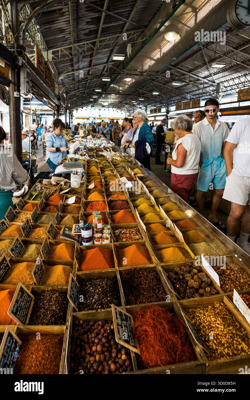 Bancarelle del mercato, mercato coperto, Marche provenzali, Antibes, Provence Alpes Côte d'Azur, Côte d'Azur, Francia meridionale, Francia Foto Stock