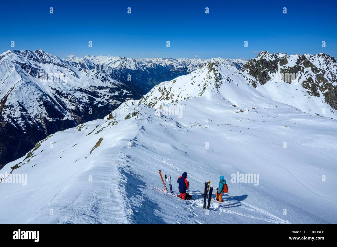 Due persone in scialpinismo in sella sotto Äußerer Falk, Alpi della Zillertal, Tirolo, Austria Foto Stock