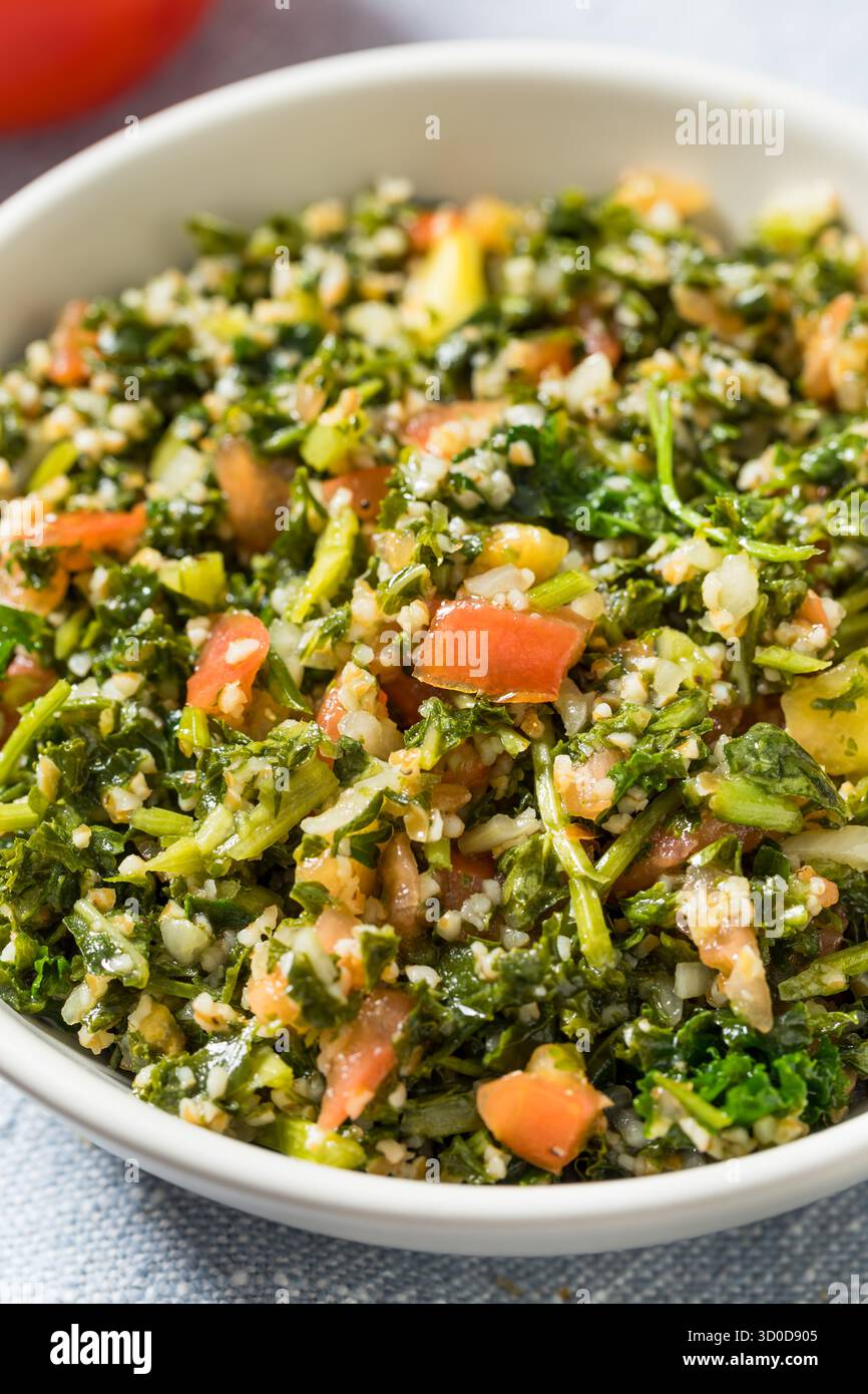 Sana insalata di Tabbouleh fatta in casa con prezzemolo e pomodoro Foto Stock