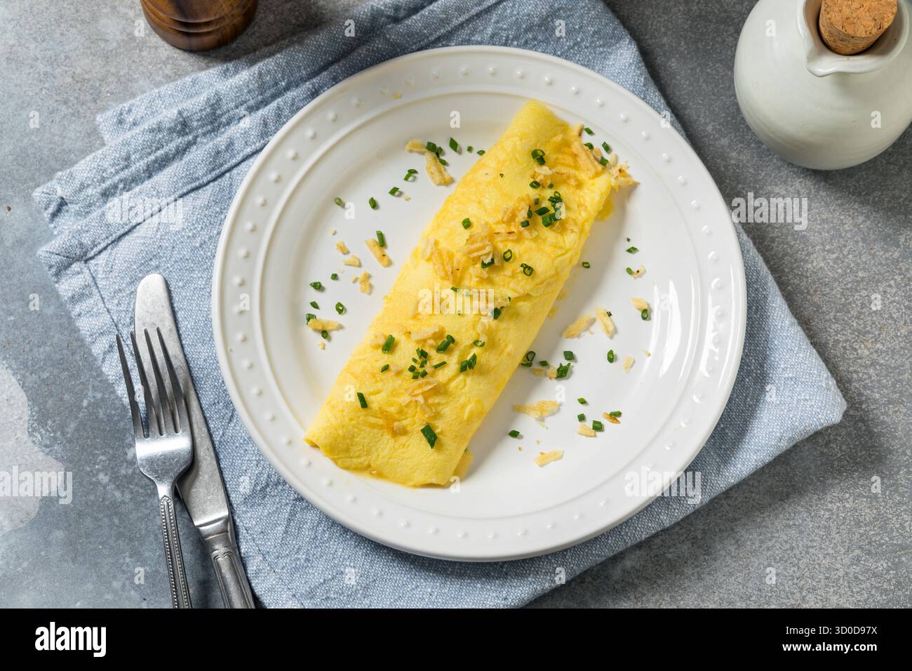 Sana omelette francese con patatine fritte fatte in casa con erba cipollina e chevre Foto Stock