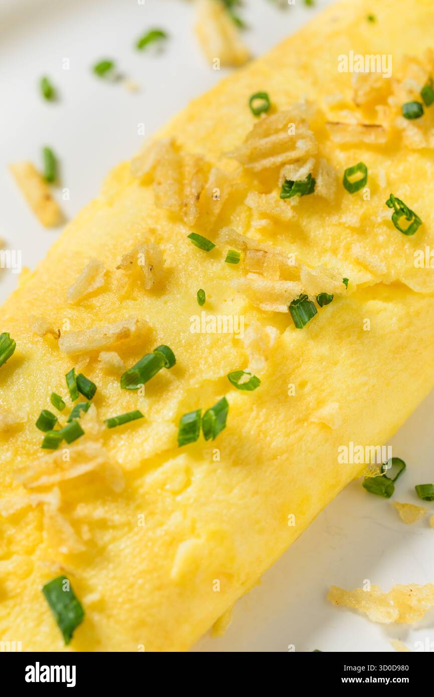 Sana omelette francese con patatine fritte fatte in casa con erba cipollina e chevre Foto Stock