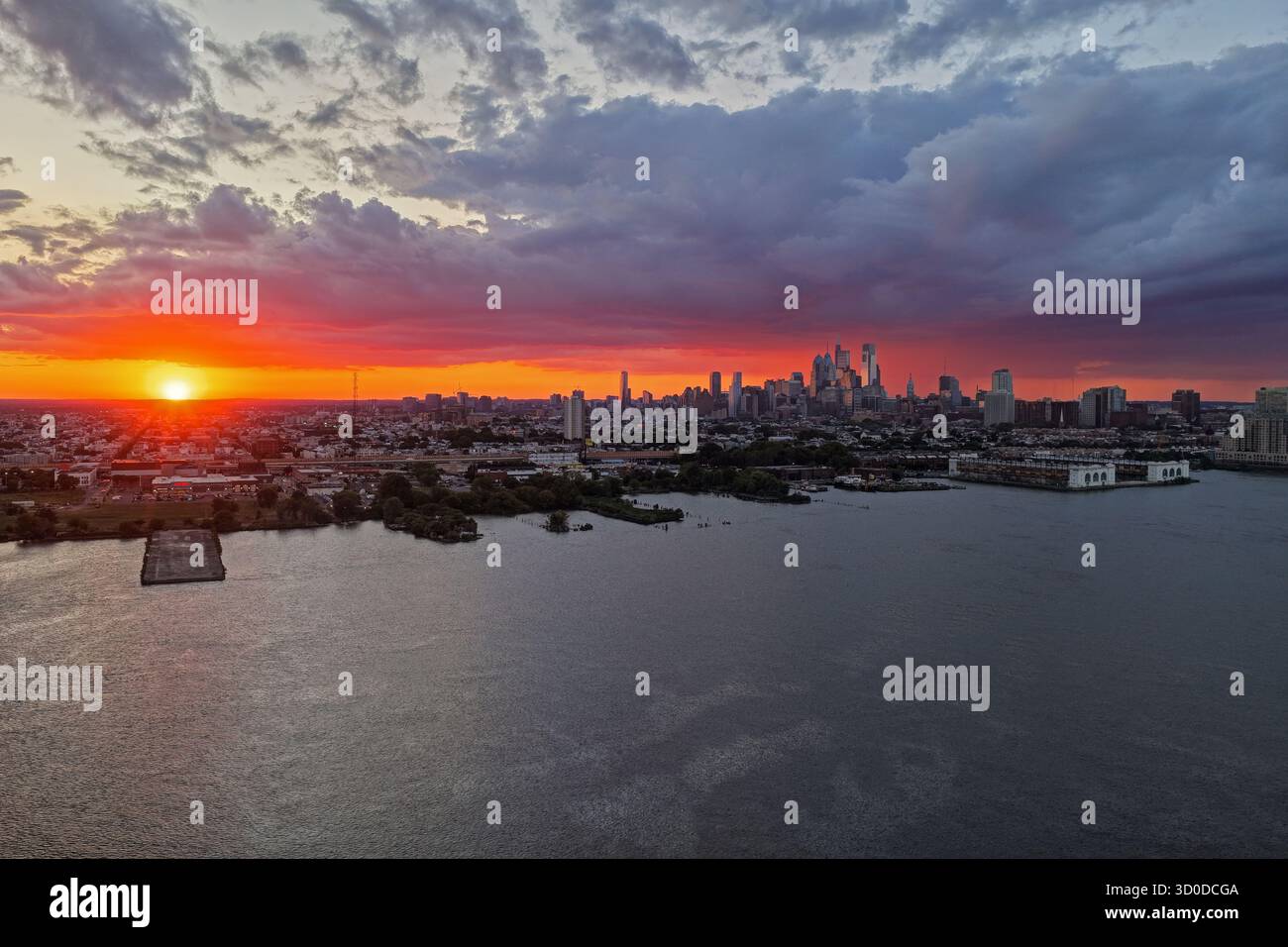 Sunset e Stormy Skies Over Center City Philadelphia Foto Stock
