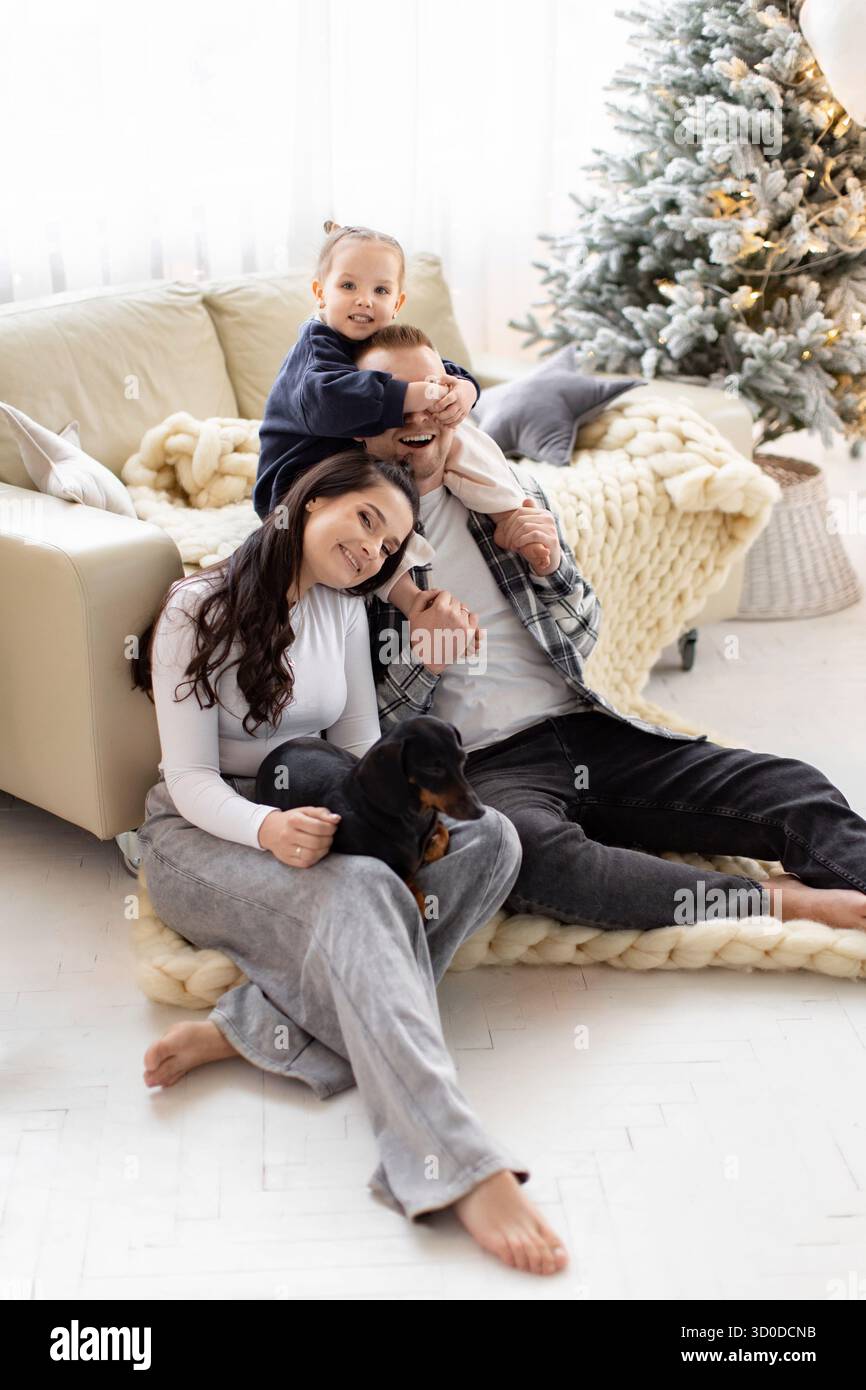 Divertimento per tutta la famiglia con il cane a Natale Foto Stock