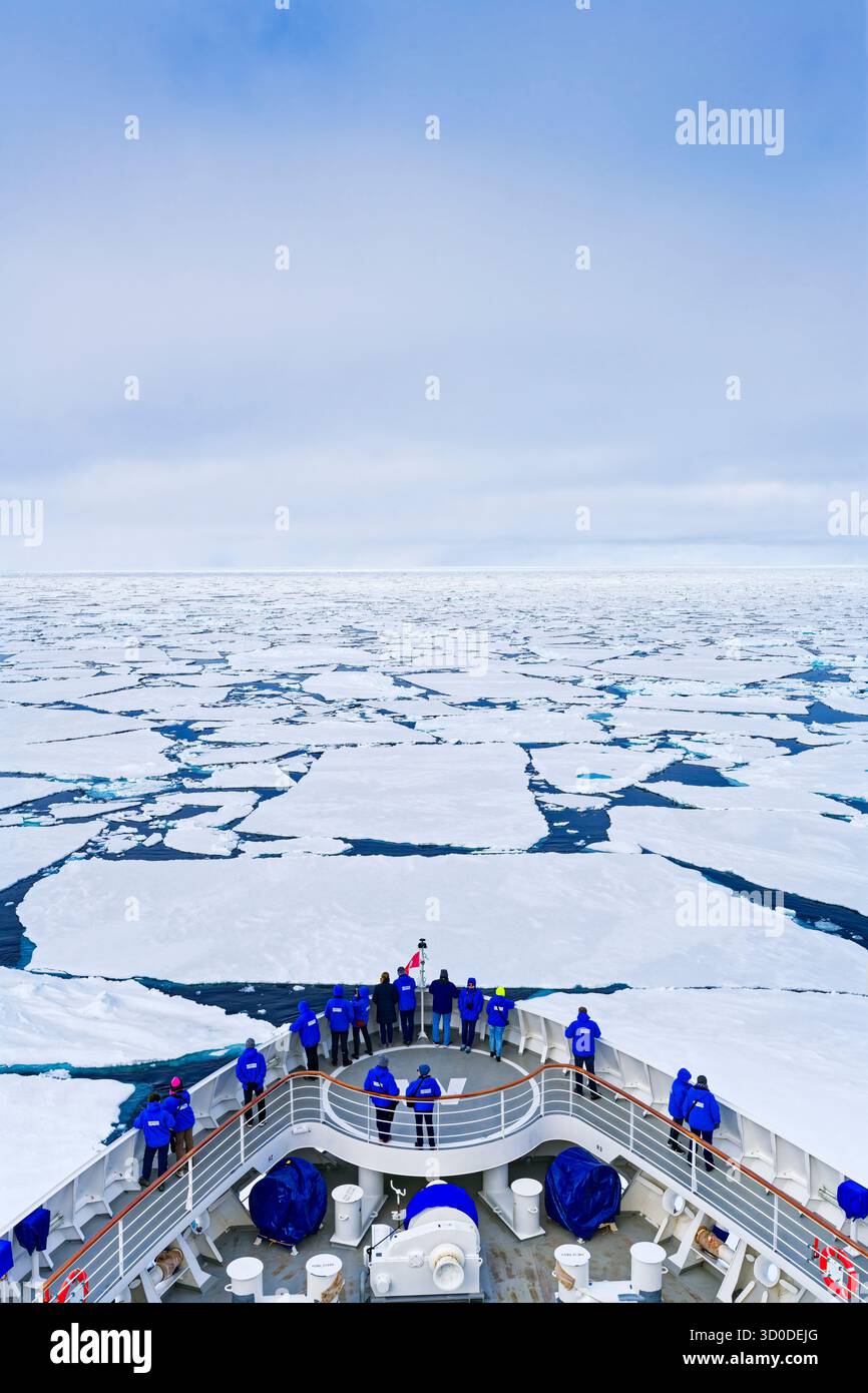 Nave da spedizione tra i banchi di ghiaccio, l'Oceano Artico, l'Oceano Polare del Nord, il Mare Polare del Nord, Spitsbergen, Svalbard, Norvegia Foto Stock