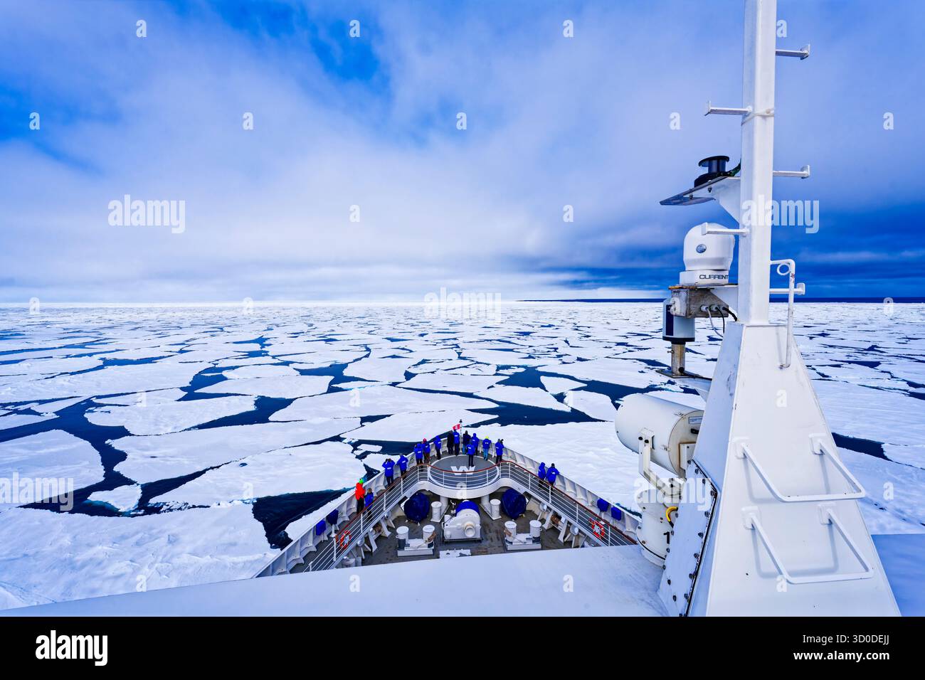 Nave da spedizione tra i banchi di ghiaccio, l'Oceano Artico, l'Oceano Polare del Nord, il Mare Polare del Nord, Spitsbergen, Svalbard, Norvegia Foto Stock