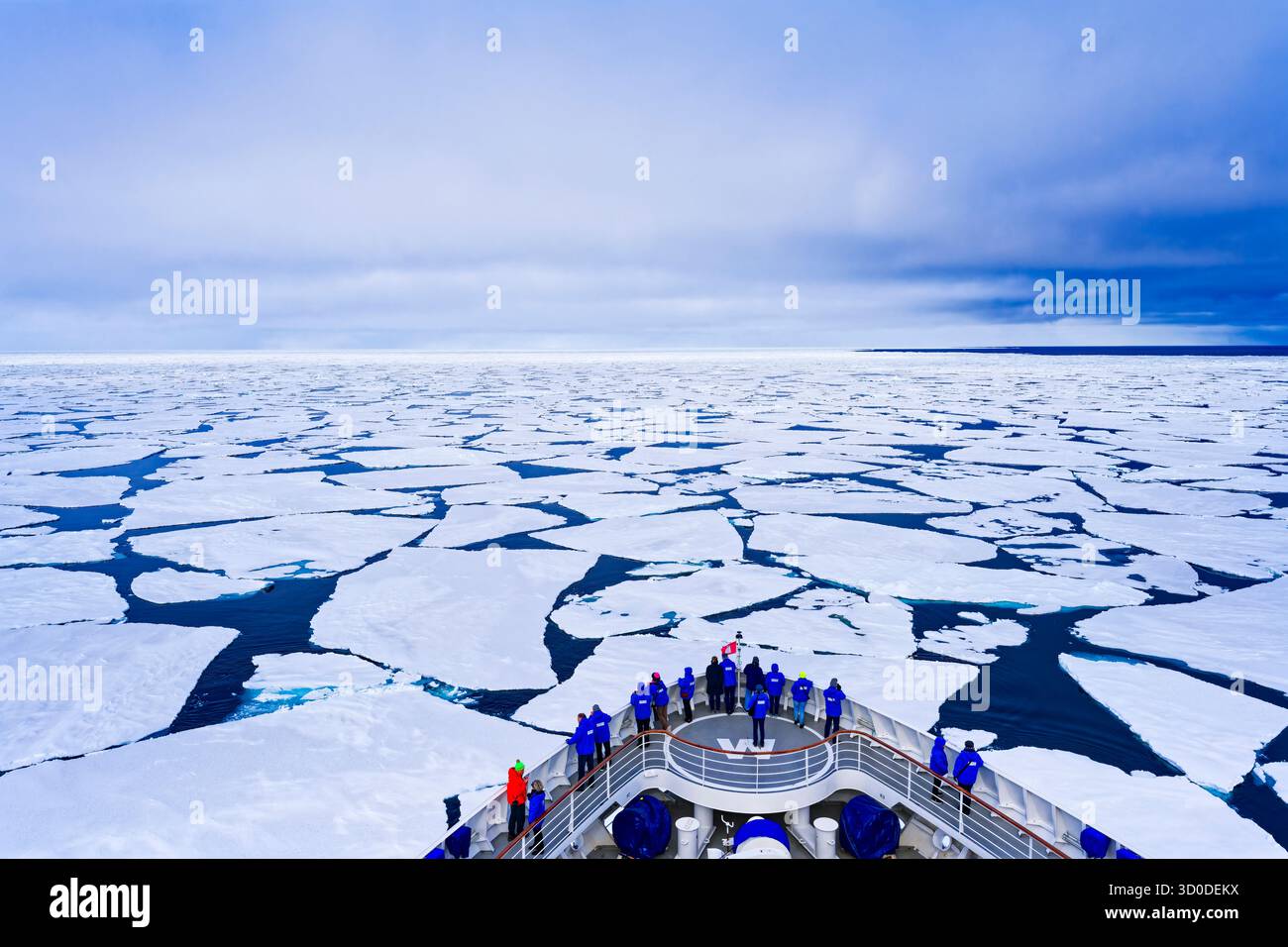 Nave da spedizione tra i banchi di ghiaccio, l'Oceano Artico, l'Oceano Polare del Nord, il Mare Polare del Nord, Spitsbergen, Svalbard, Norvegia Foto Stock