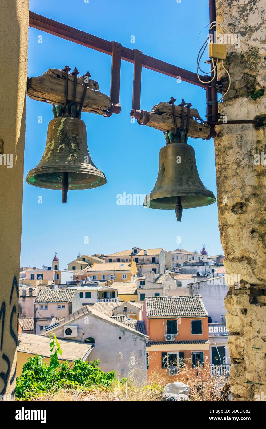 La Santa Chiesa della Signora degli Angeli, qui le campane fuori la chiesa, Corfù, Grecia Foto Stock