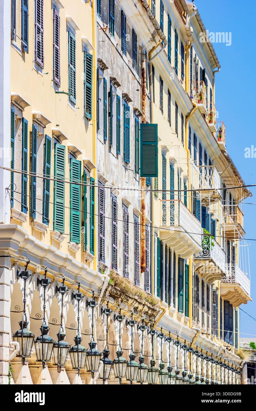 Case arcate costruite dai francesi in stile Impero nel XIX secolo. Questa suggestiva fila di case è anche chiamata Liston, Corfù, Grecia Foto Stock