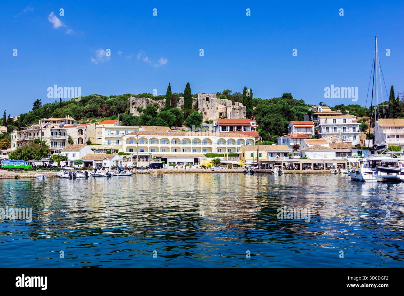 Vista del villaggio di Kassiopi su Corfù, Grecia Foto Stock