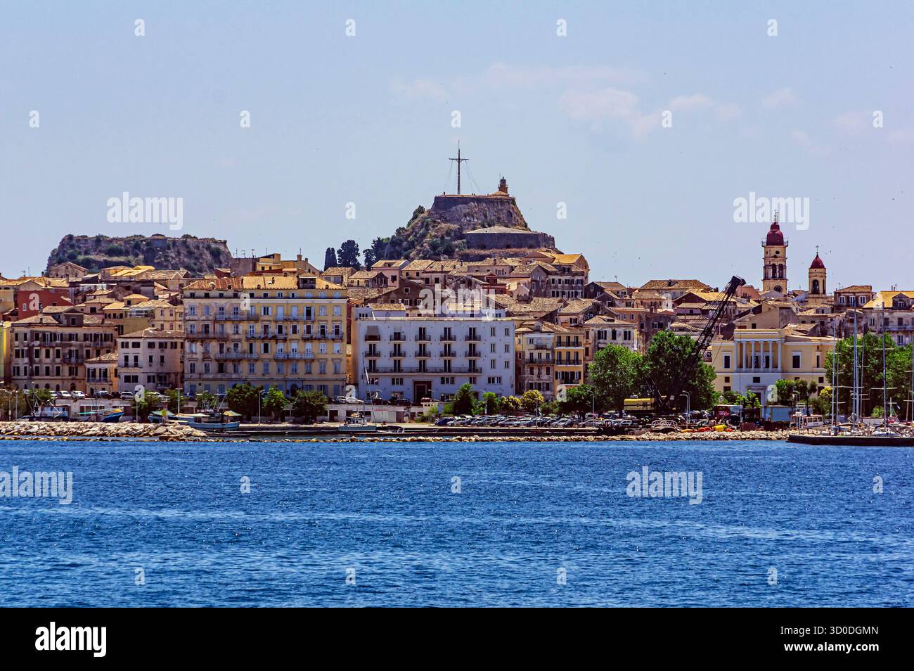 Vista dal traghetto per la città di Corfù con la vecchia fortezza, la Grecia Foto Stock