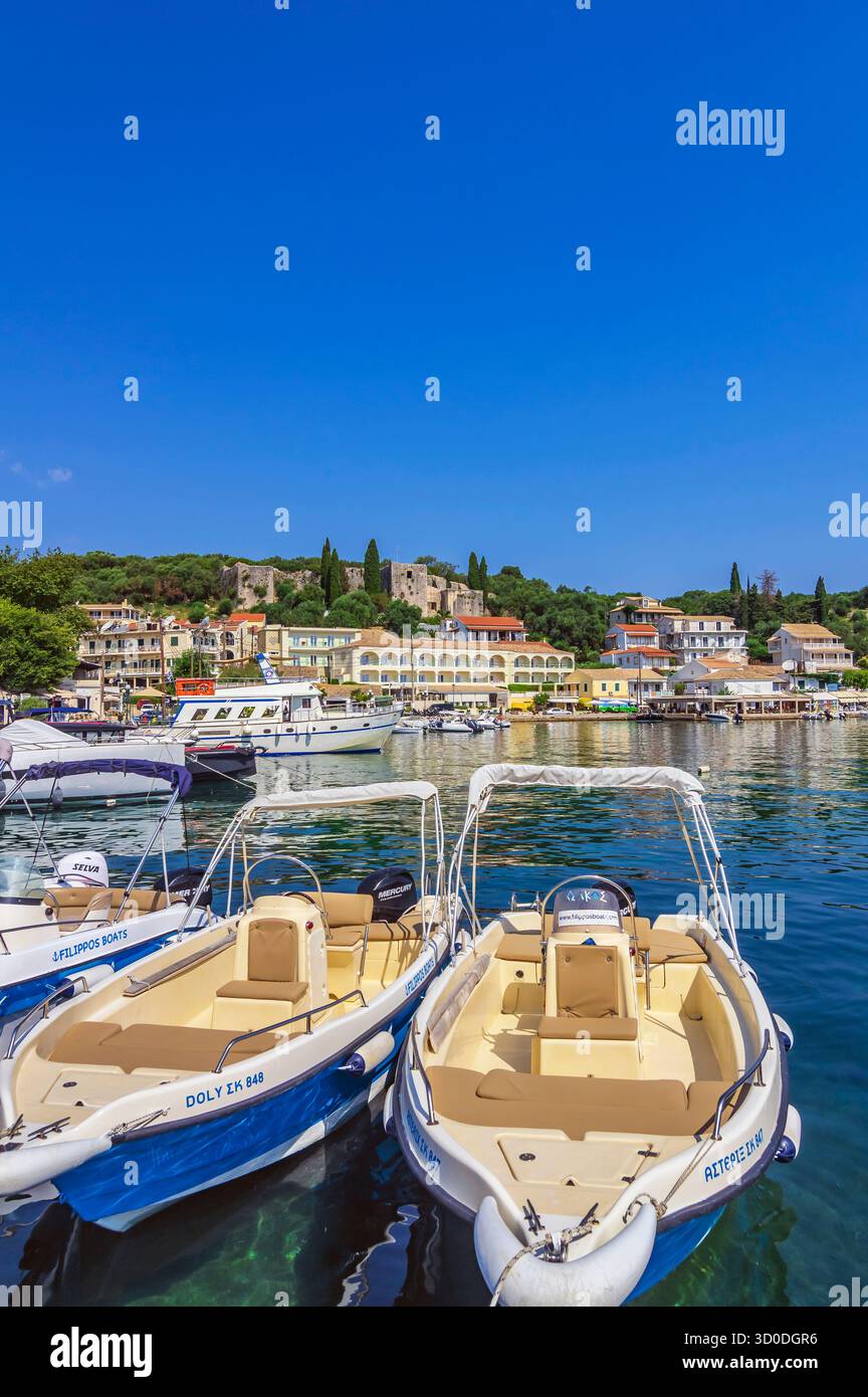 Vista del villaggio di Kassiopi su Corfù, Grecia Foto Stock