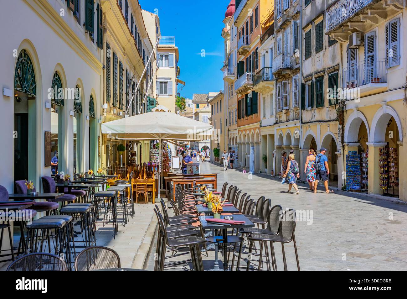 Vista sui vicoli e le strade di Corfù, città vecchia, Grecia Foto Stock