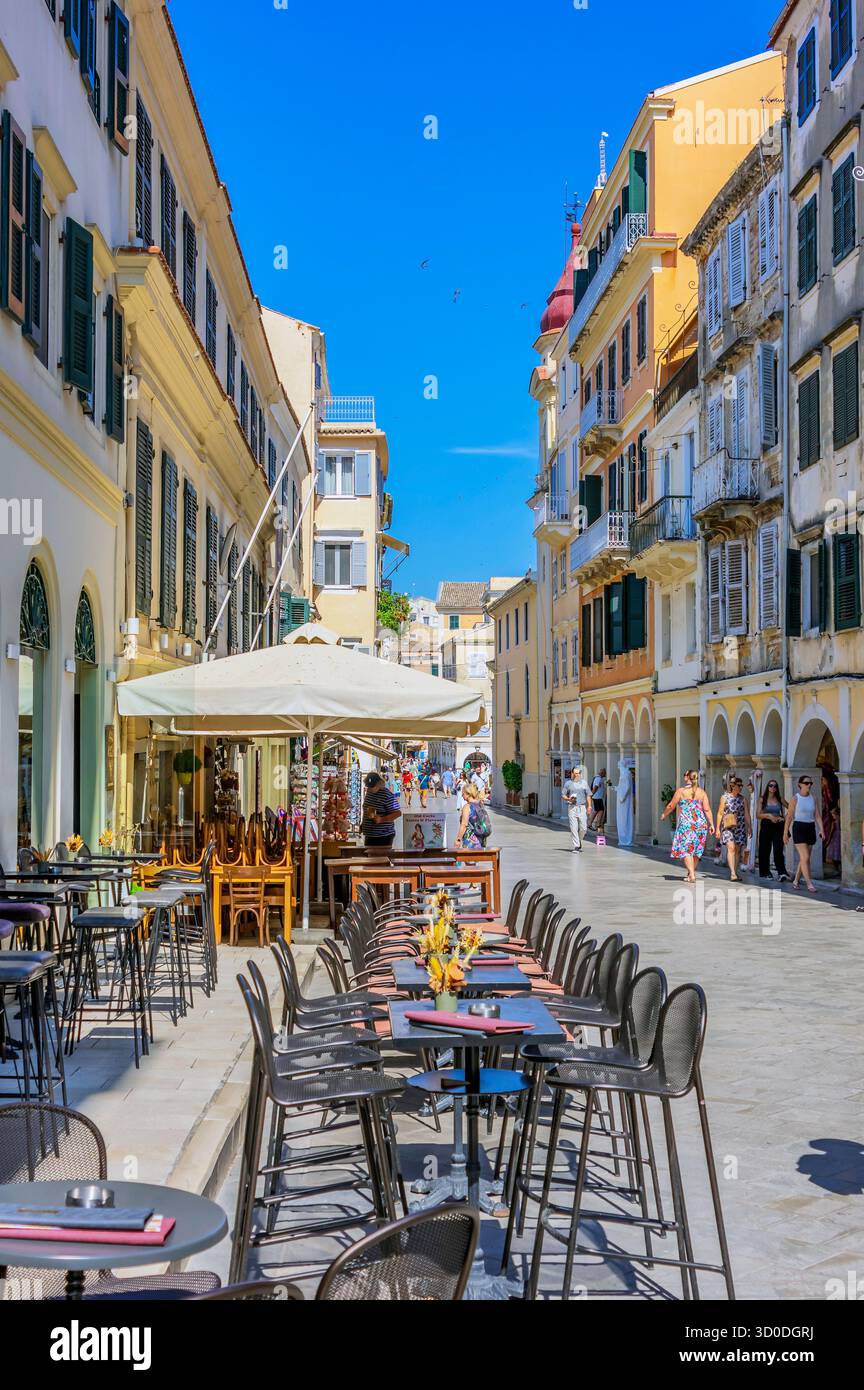 Vista sui vicoli e le strade di Corfù, città vecchia, Grecia Foto Stock