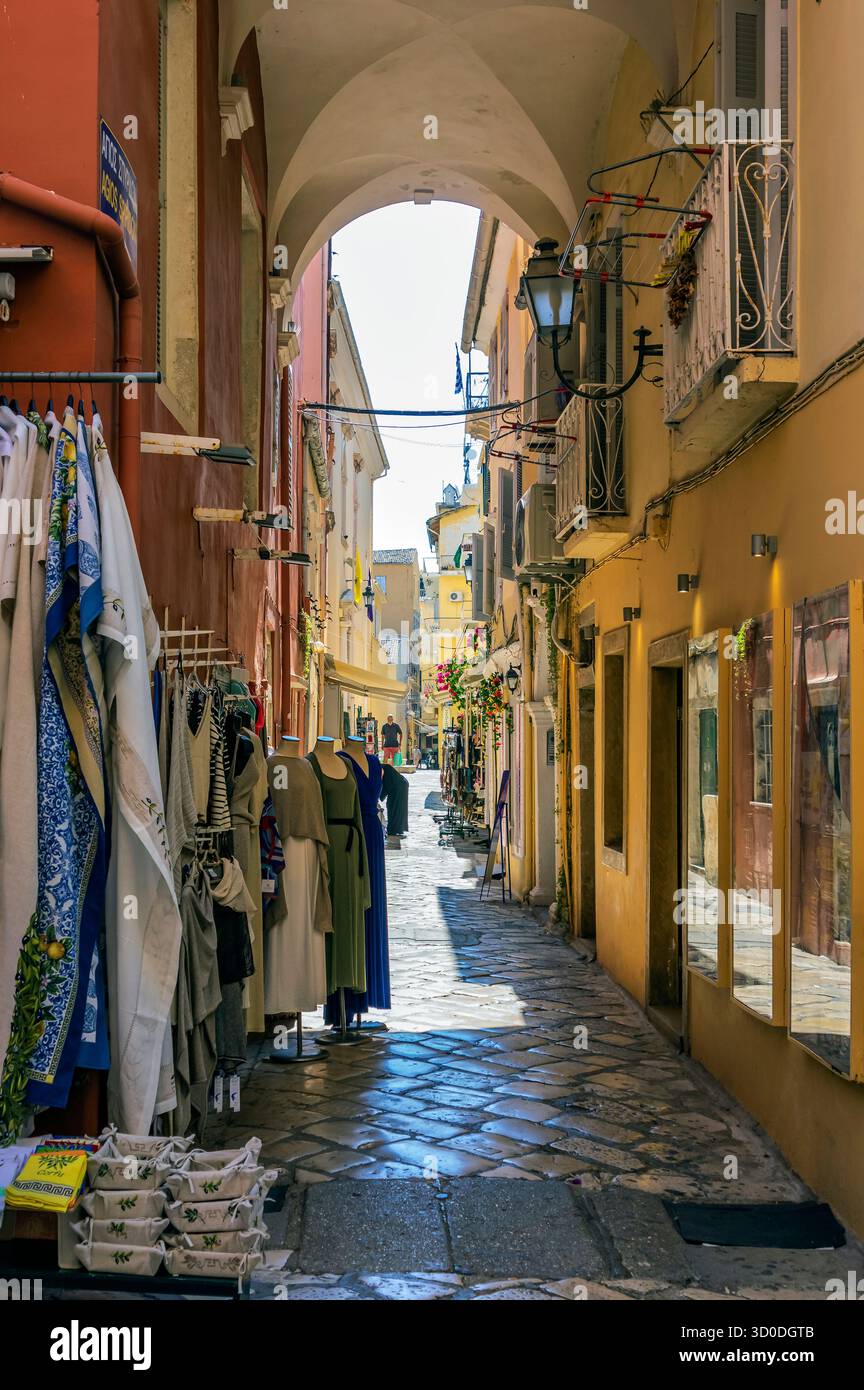 Vista sui vicoli e le strade di Corfù, città vecchia, Grecia Foto Stock