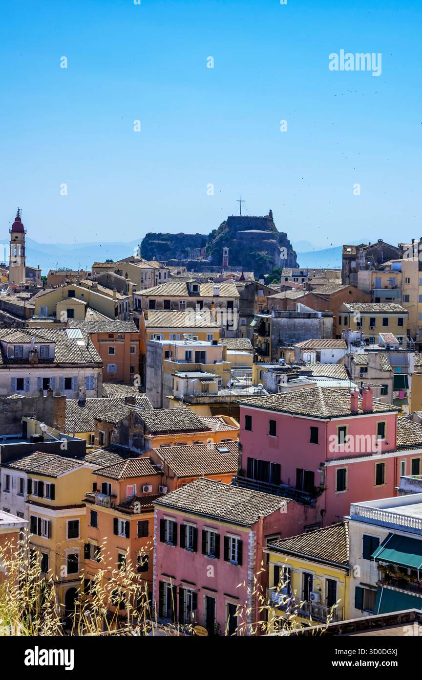 Vista della città vecchia di Corfù, con la vecchia fortezza sullo sfondo, la Grecia Foto Stock