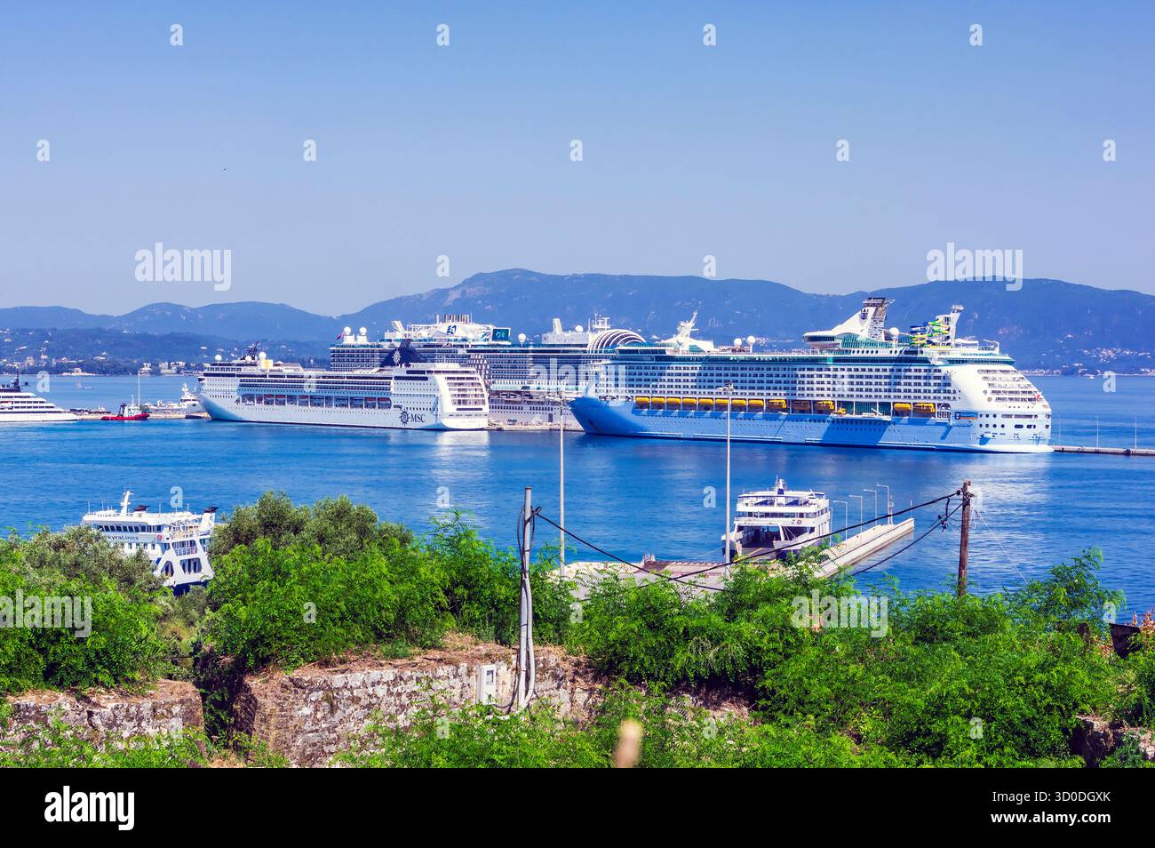 Vista del porto di Corfù, con navi da crociera, Grecia Foto Stock