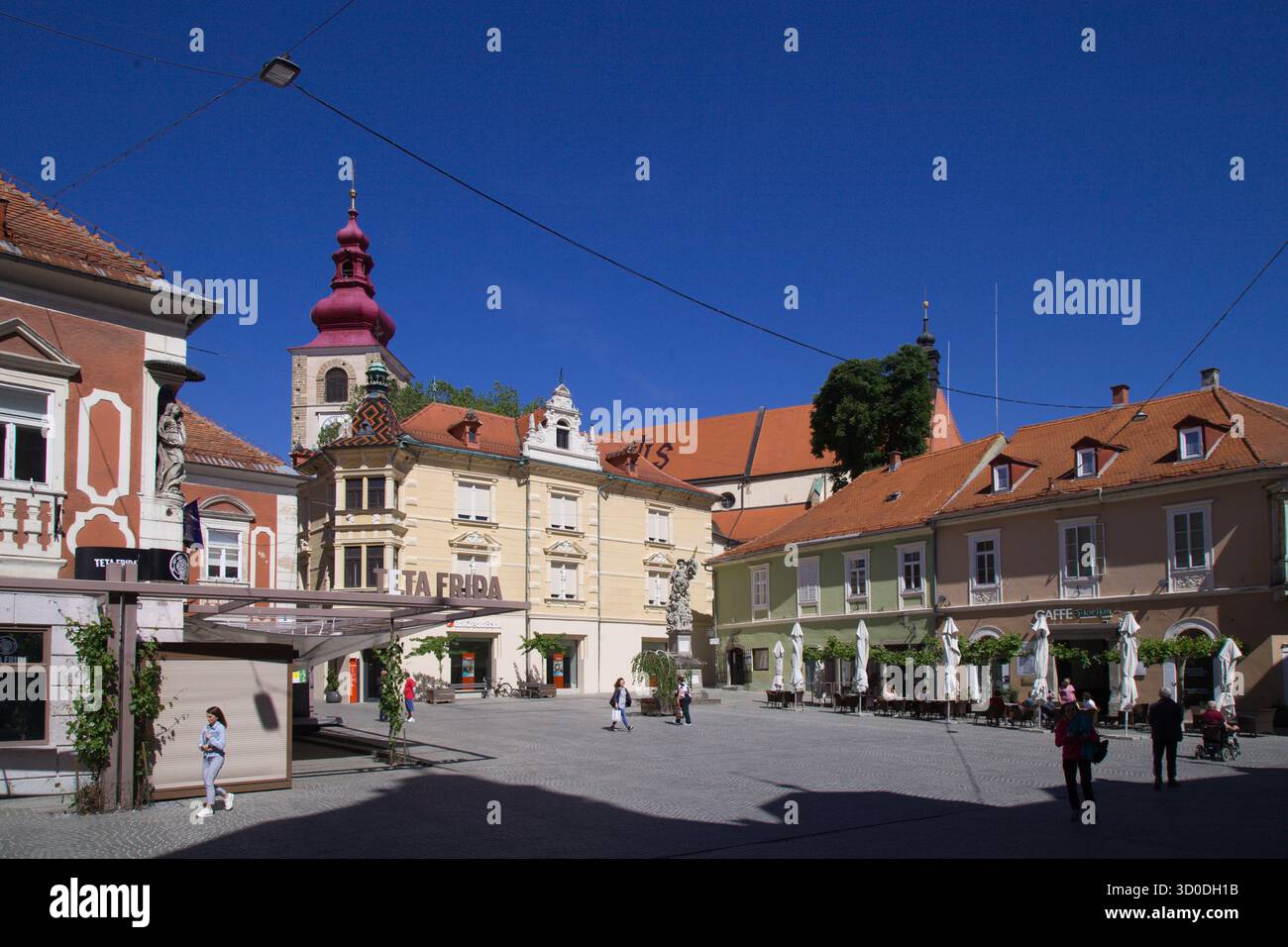 Slovenia, Ptuj, Mestni Trg, scena di strada, architettura storica, Foto Stock