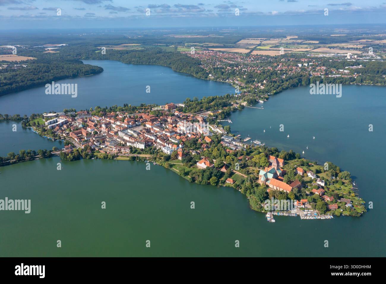 Vista della cattedrale di Ratzeburg sul lago Ratzeburg, estate, Schleswig-Holstein, Germania Foto Stock