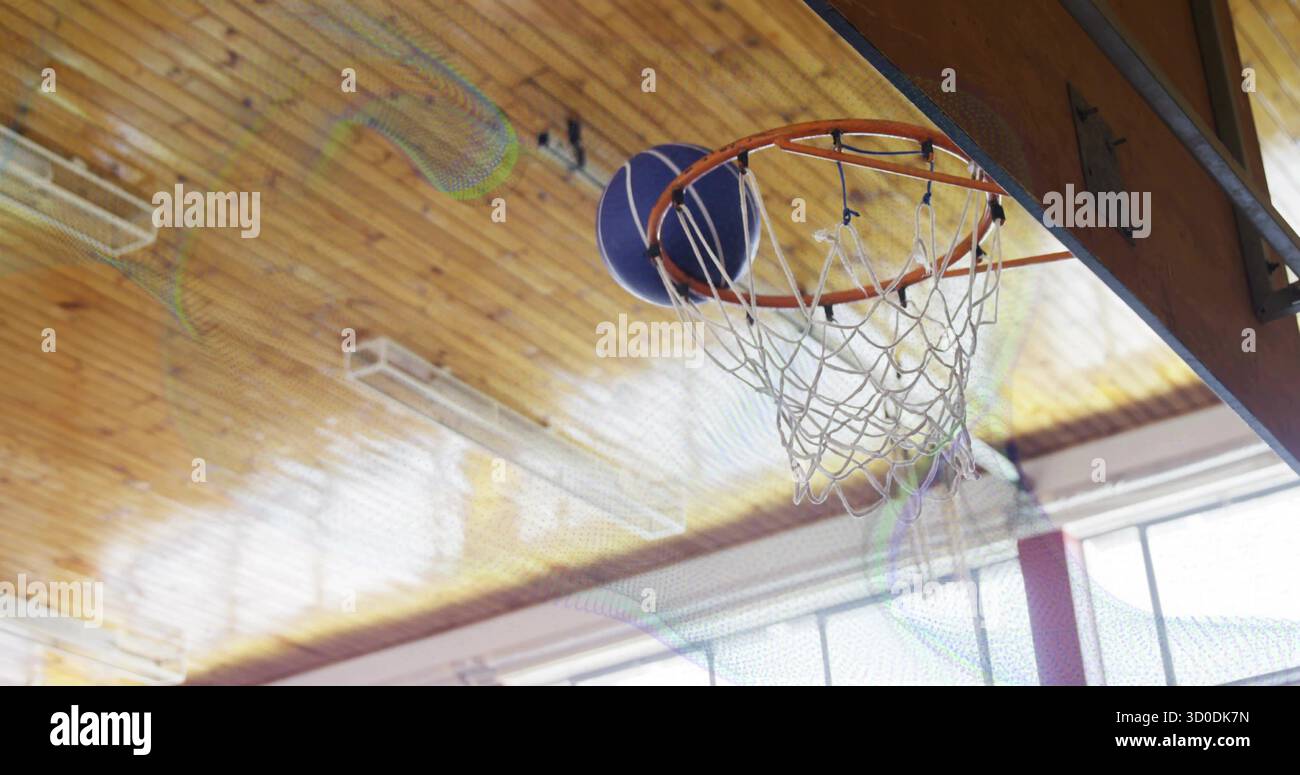 Con canestro da basket e pallacanestro bianco blu che passa attraverso la rete in palestra, spazio fotocopie Foto Stock