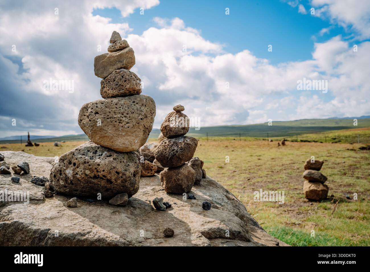 Piccolo cairns adagiato su un campo vicino alla strada del cerchio d'Oro, in Islanda Foto Stock