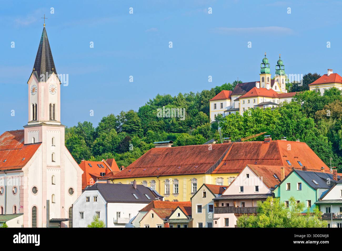 Chiesa di San Gertraud sul fiume Inn e Chiesa di pellegrinaggio Mariahilf sullo sfondo, Passau, Baviera, Germania Foto Stock