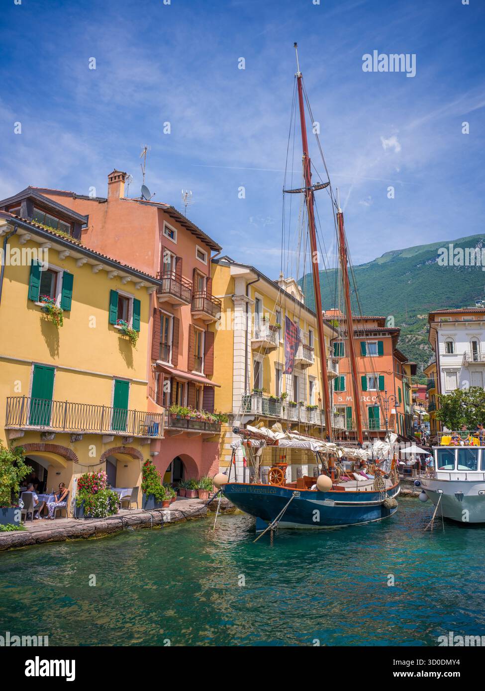 Nel porto di Malcesine, Malcesine, Lago di Garda, Verona, Veneto, Italia settentrionale, Italia, Alpi, Dolomiti, Europa meridionale, Europa Foto Stock