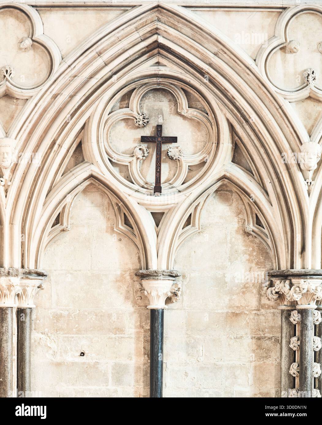 Muratura decorativa in pietra su un muro nel Santuario di St Hugh e l'Angel Choir nella cattedrale cristiana di Lincoln, Inghilterra. Foto Stock