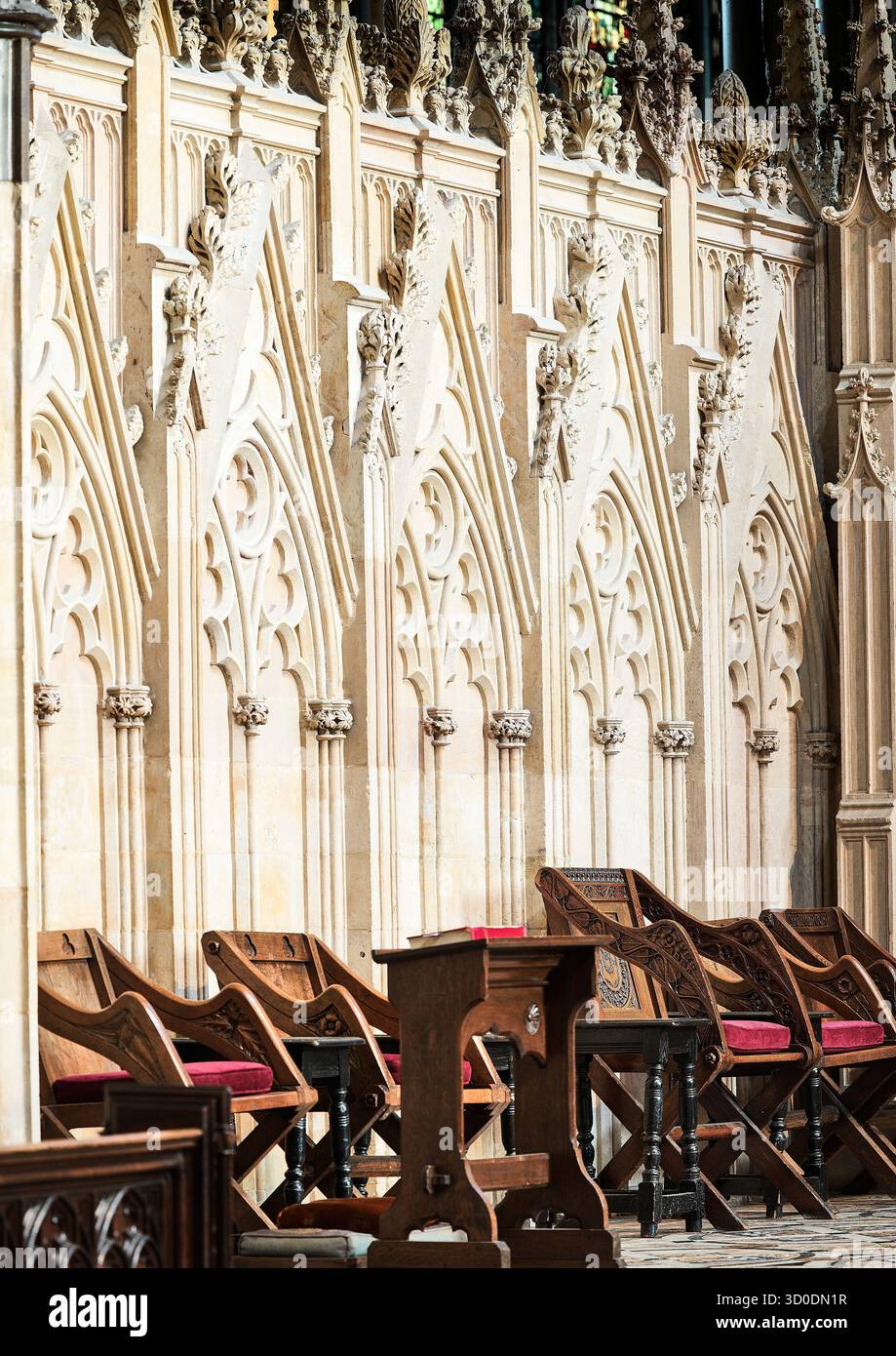 Lavori decorativi in pietra e sedie presso l'altare maggiore nel coro della cattedrale cristiana di Lincoln, Inghilterra. Foto Stock