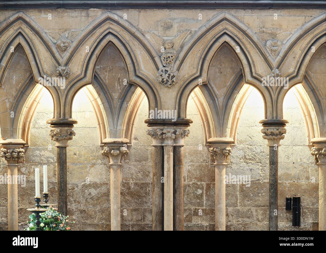 Archi decorativi su un muro nel transetto se della cattedrale cristiana di Lincoln, Inghilterra. Foto Stock