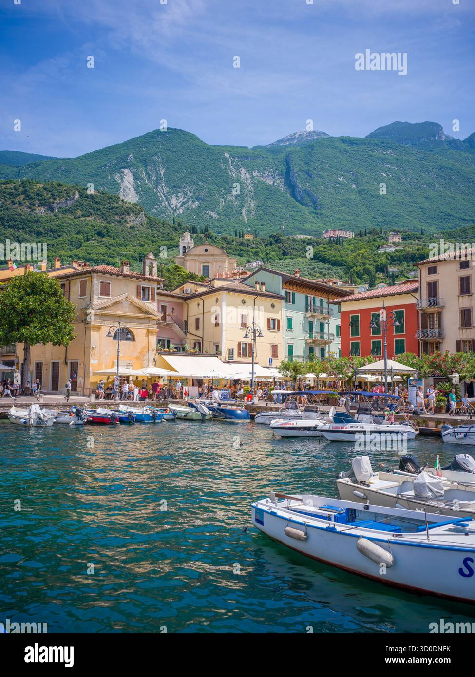 Veduta del porto di Malcesine e delle montagne che lo circondano, Malcesine, lago di Garda, Verona, Veneto, Italia settentrionale, Italia, Alpi, Dolomiti, Sud EUR Foto Stock