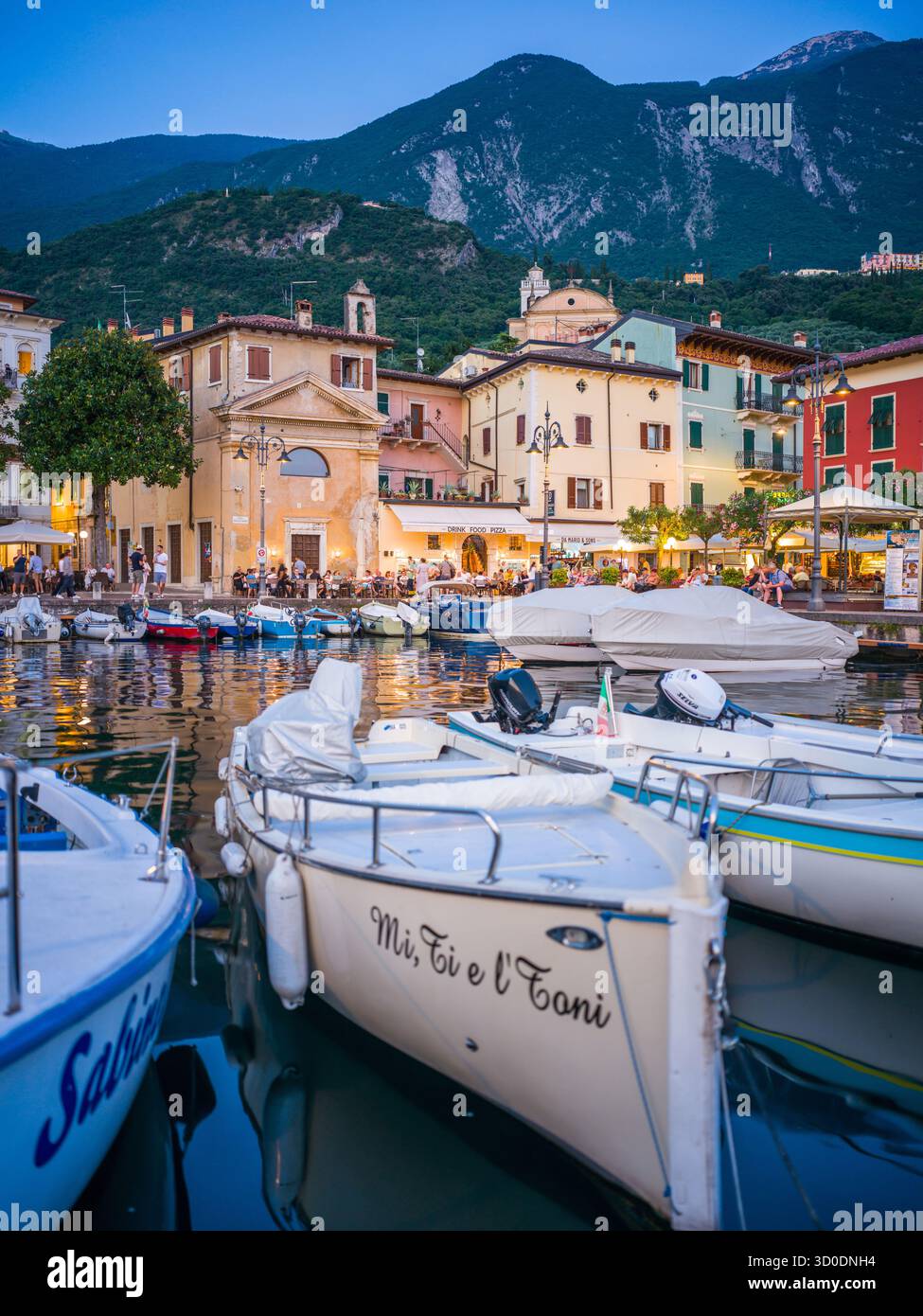 Il porto di Malcesine all'ora blu, Malcesine, Lago di Garda, Verona, Veneto, Italia settentrionale, Italia, Alpi, Dolomiti, Europa meridionale, Europa Foto Stock