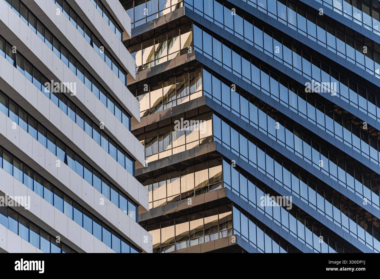 Dettagli di architettura moderna con vetro, metallo e cemento Foto Stock