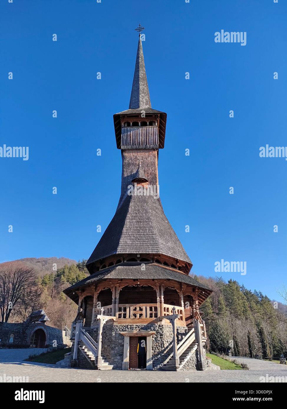 Vista frontale della chiesa in legno dal monastero di Bârsana, dalla contea di Maramureş, dalla Transilvania, dalla Romania (Biserica de lemn de la Mănăstirea Bârsana) Foto Stock