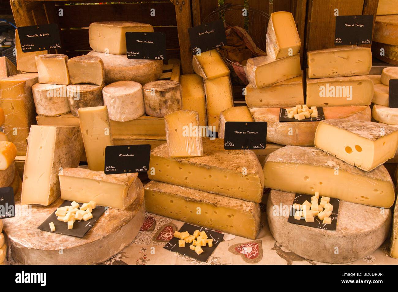 Francia, Auvergne-Rhône-Alpes, Haute-Savoie, Annecy, mercato, cibo, formaggio, Foto Stock