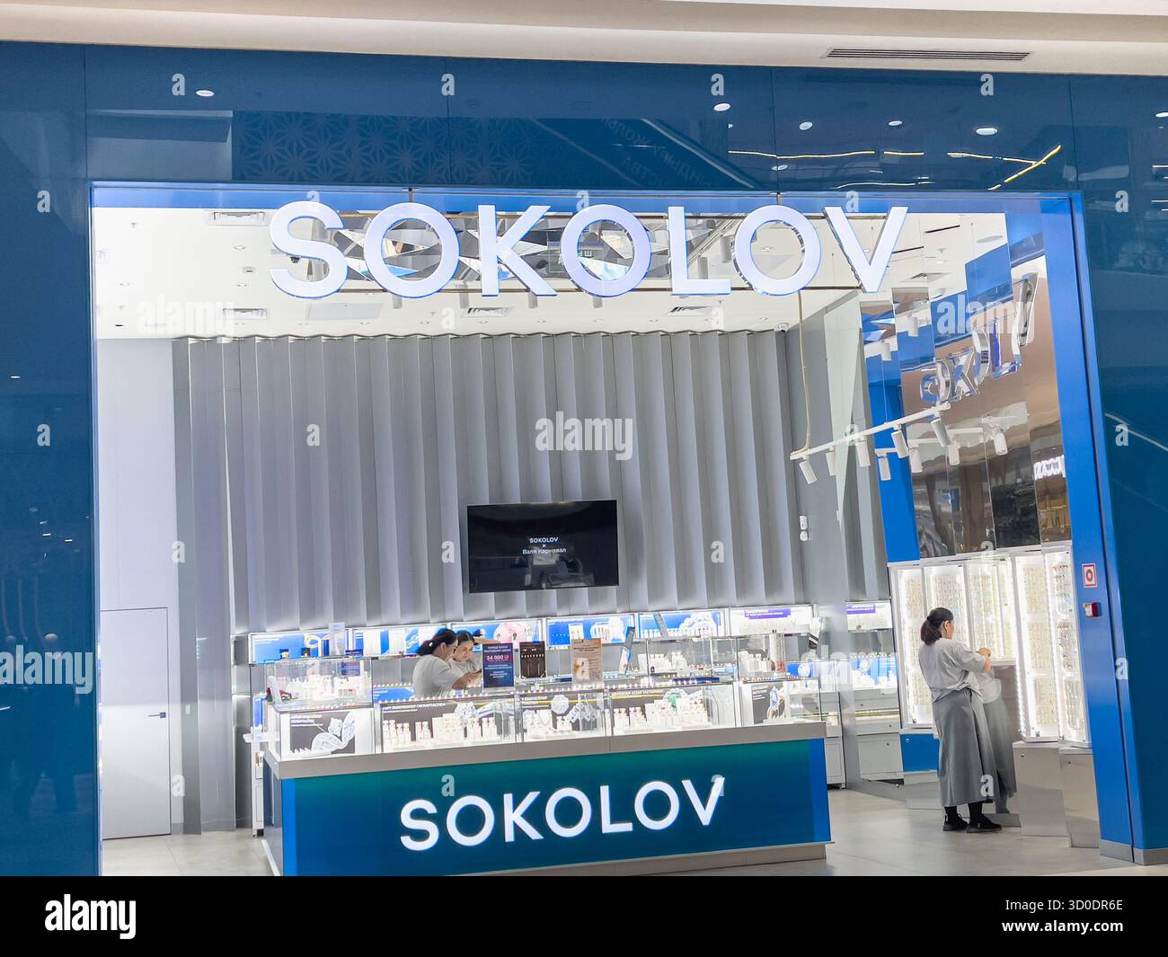 21 settembre 2025, Astana, Repubblica del Kazakistan: Esposizione di gioiellerie con illuminazione brillante. Foto Stock