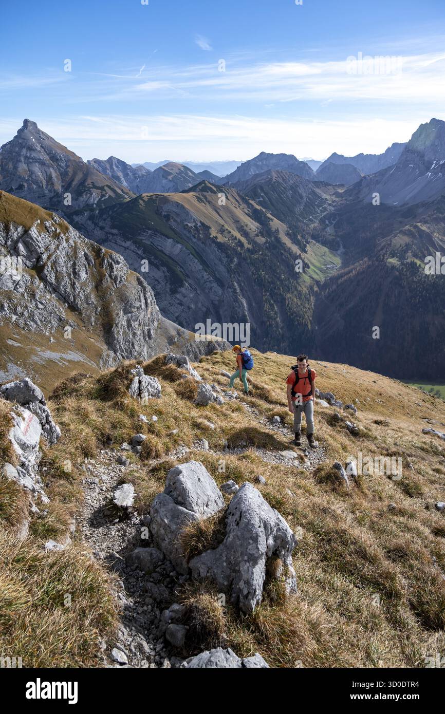 Due escursionisti su sentiero escursionistico, escursioni a Gamsjoch, lungo la valle Ahornboden, Karwendel orientale, Tirolo, Austria Foto Stock