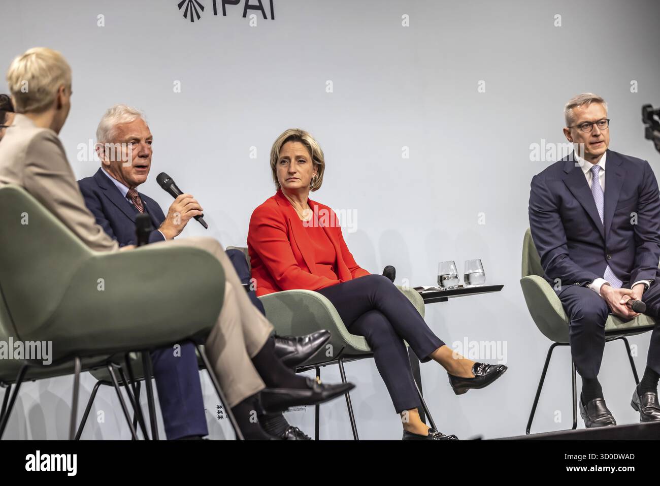 Tavola rotonda. Da sinistra, il sindaco Harry Mergel, il ministro dell'economia BW Nicole Hoffmeister-Kraut, il ministro del digitale Dr. Karsten Wildberger. g Foto Stock