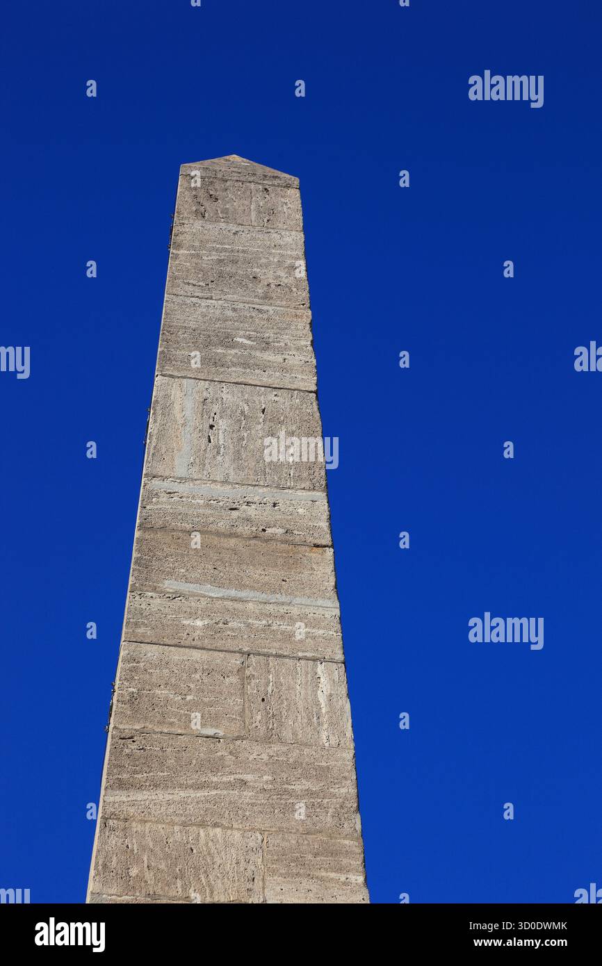 Obelisco, fontana del mercato a forma di obelisco, Würzburg, bassa Franconia, Baviera, Germania Foto Stock