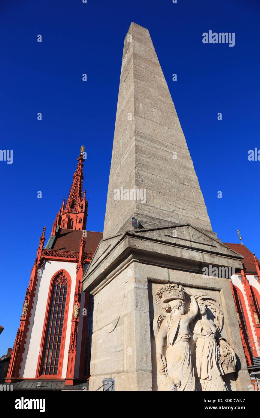 Obelisco, fontana del mercato a forma di obelisco, Marienkapelle sulla piazza del mercato di Würzburg, Würzburg, bassa Franconia, Baviera, Germania Foto Stock