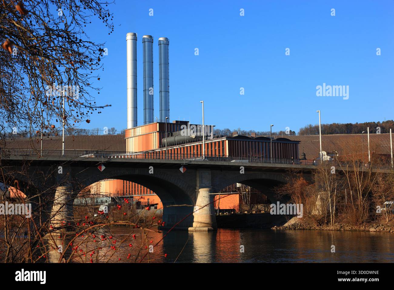 Würzburg Combined Cycle Power Station è una centrale elettrica a ciclo combinato di Würzburger Versorgungs- und Verkehrs-GmbH sulle rive del fiume meno. B Foto Stock