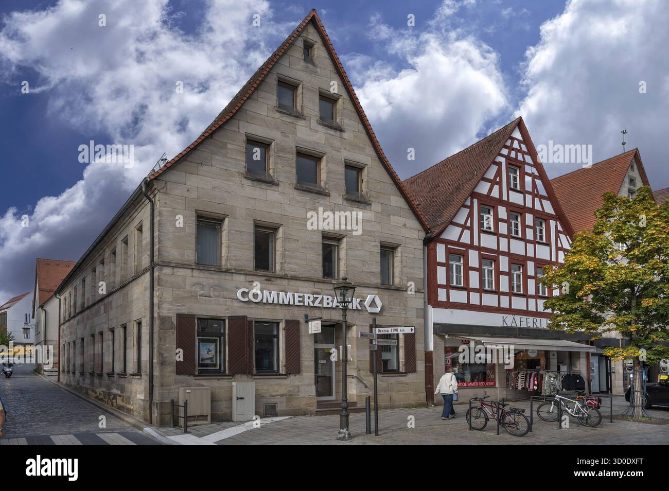 Edificio storico residenziale e commerciale, costruito nel 1869, conversione 1972, oggi Commerzbank, Marktplatz 12, Lauf an der Pegnitz, Franconia centrale Foto Stock