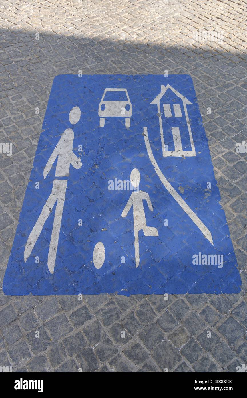 Cartello dipinto sulla strada per Spielstrasse, Amberg, alto Palatinato, Baviera, Germania Foto Stock