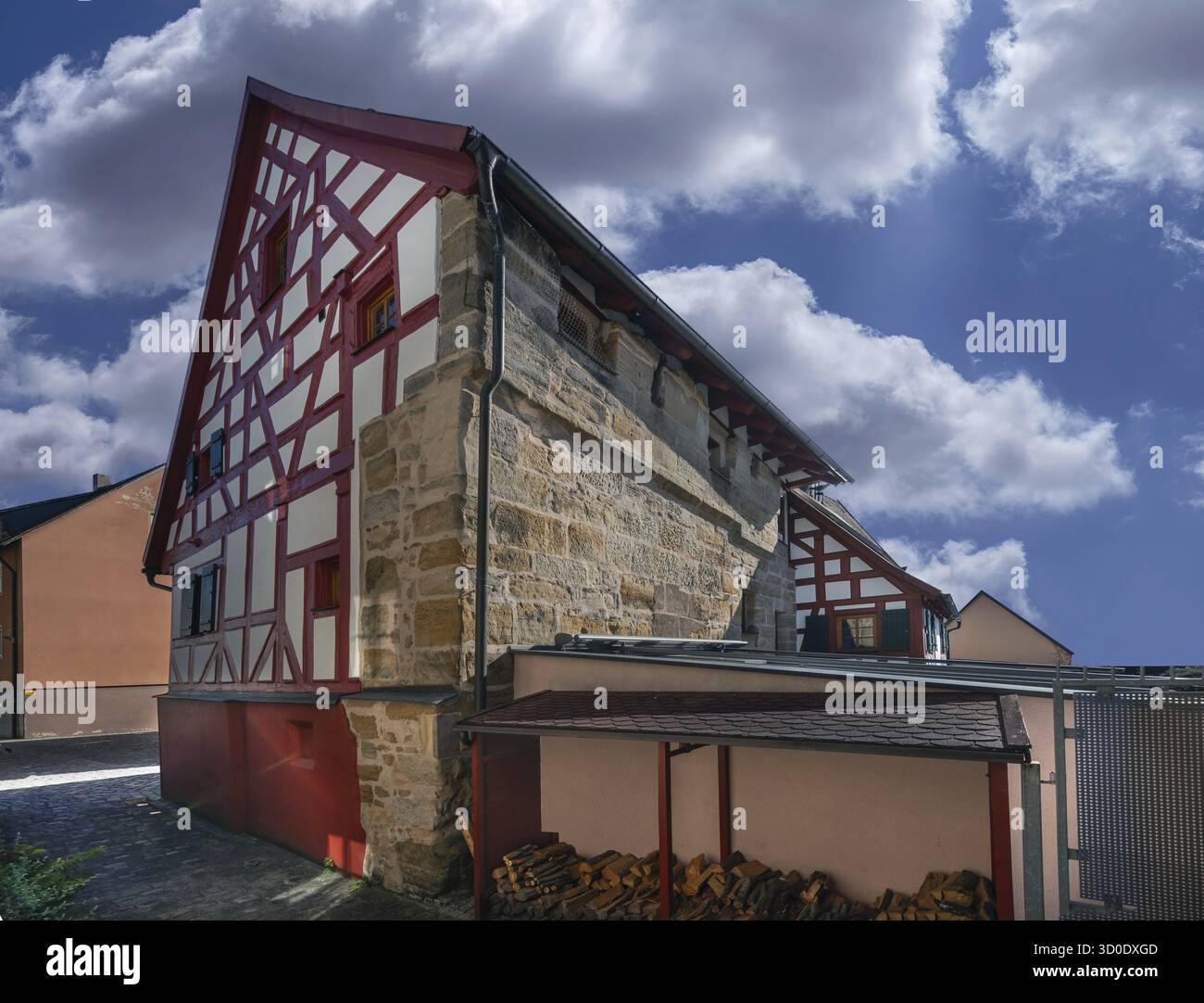 Storica casa in legno con mura cittadine integrate, costruita nel 1553, ricostruita nel 1660 e nel 1821, ristrutturata nel 2000, Hoellgasse 8, Lauf an der PE Foto Stock